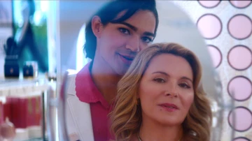 Marco Mejía (Miss Benny) fulfills his dream in 'Glamourous' by starting to work in the company of his beloved Madolyn Addison (Kim Cattrall).