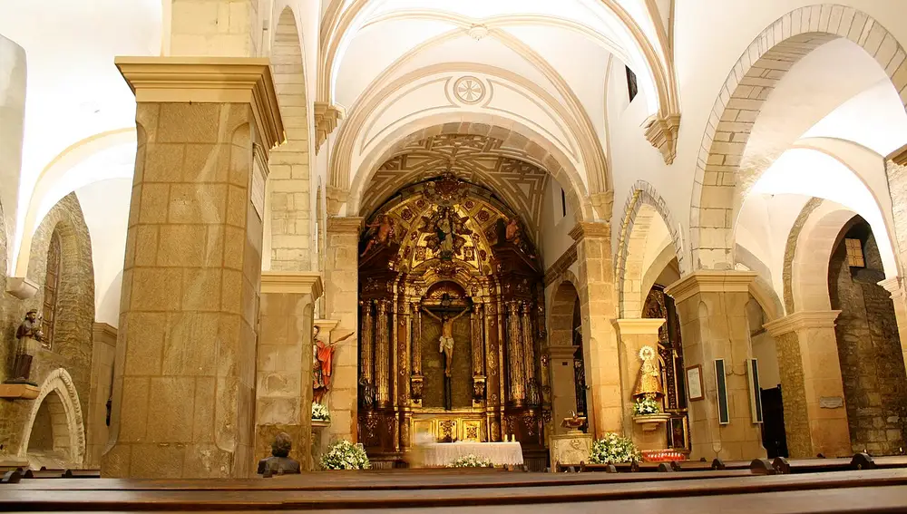 Interior de la iglesia de San Tirso el Real de Oviedo