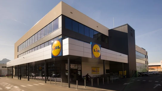 Imagen de archivo de la fachada de un supermercado Lidl Imagen de archivo de la fachada de un supermercado Lidl