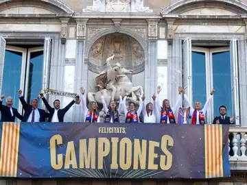Las jugadoras del FC Barcelona, acompañadas por Pere Aragonés y Joan Laporta, durante la celebración tras ganar la Champions