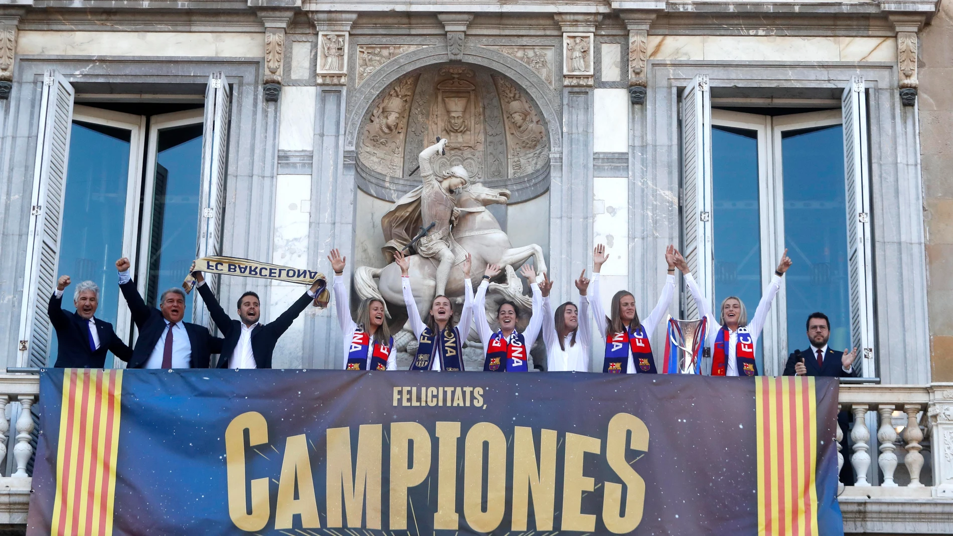 Las jugadoras del FC Barcelona, acompañadas por Pere Aragonés y Joan Laporta, durante la celebración tras ganar la Champions