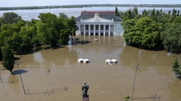 La Casa de la Cultura en una calle inundada en Nova Kajovka después de que se rompiera la presa cercana