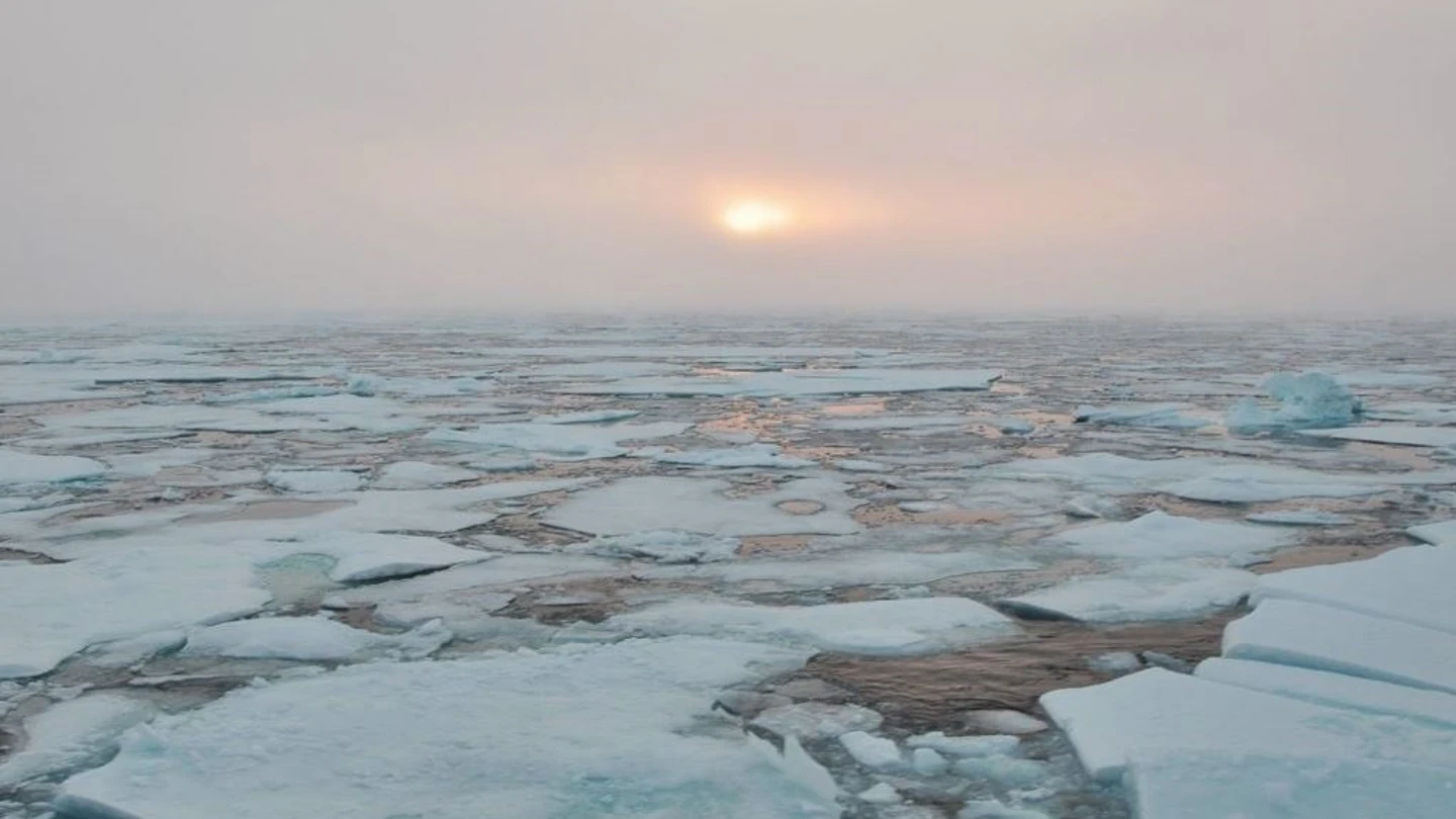 Amanecer en el horizonte de hielo en el Océano Ártico occidental Amanecer en el horizonte de hielo en el Océano Ártico occidental