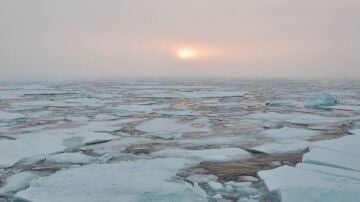 Amanecer en el horizonte de hielo en el Océano Ártico occidental