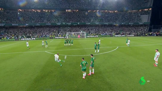 El divertido cara a cara entre el ex del Betis y Pepe Reina Noche de nostalgia en el homenaje a Joaquín donde otros mitos del Betis también tuvieron su momento de gloria. Assunçao volvió a lanzar una de sus ya míticas faltas con Pepe Reina como el portero a batir. El divertido momento, en este vídeo.