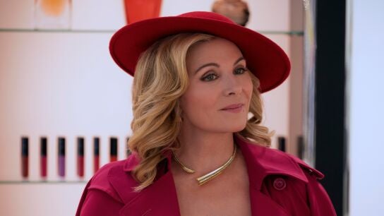 En 'Glamourous', Kim Cattrall es Madolyn Addison, una veterana de la Edad de Oro de las Supermodelos que tiene su propia marca de maquillaje.
