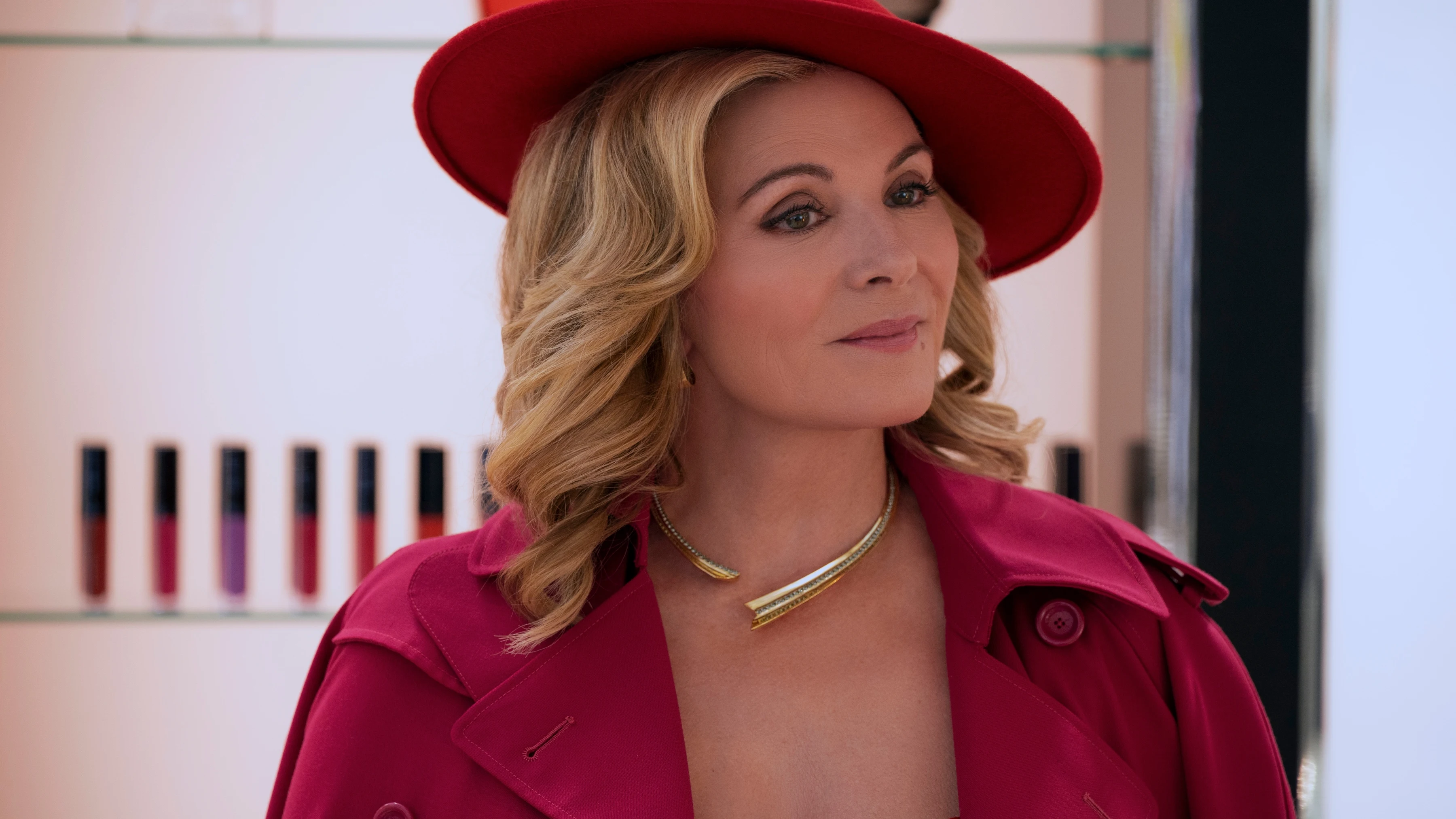 En 'Glamourous', Kim Cattrall es Madolyn Addison, una veterana de la Edad de Oro de las Supermodelos que tiene su propia marca de maquillaje.