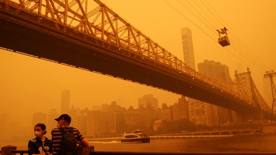 La neblina y el humo de los incendios forestales canadienses envuelven el horizonte de Manhattan La neblina y el humo de los incendios forestales canadienses envuelven el horizonte de Manhattan