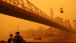 La neblina y el humo de los incendios forestales canadienses envuelven el horizonte de Manhattan 
