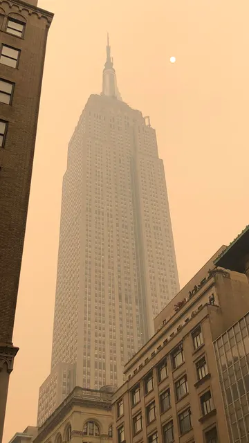 Fotografía que muestra el humo resultante de los incendios forestales canadienses, mientras envuelve hoy el centro de la ciudad de Nueva York.