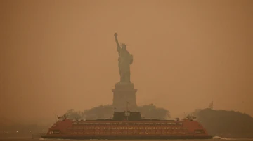La Estatua de la Libertad está cubierta de neblina y humo causado por incendios forestales en Canadá.