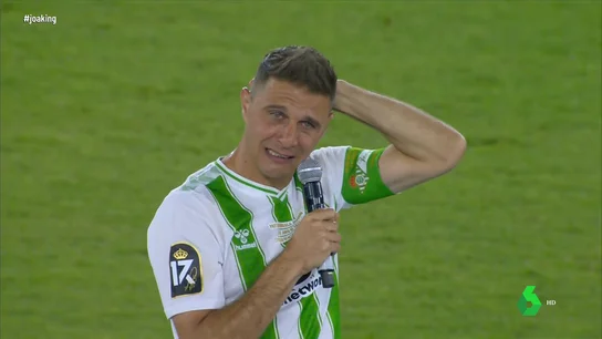Joaquín se rompe al despedirse de la afición del Betis Joaquín cierra las celebraciones por su despedida del Betis y de los terrenos de juego con un emotivo discurso en el que agradece todo lo recibido hoy y con mensaje a la afición: "Como futbolista me voy, pero voy a tener la suerte de seguir ahí".