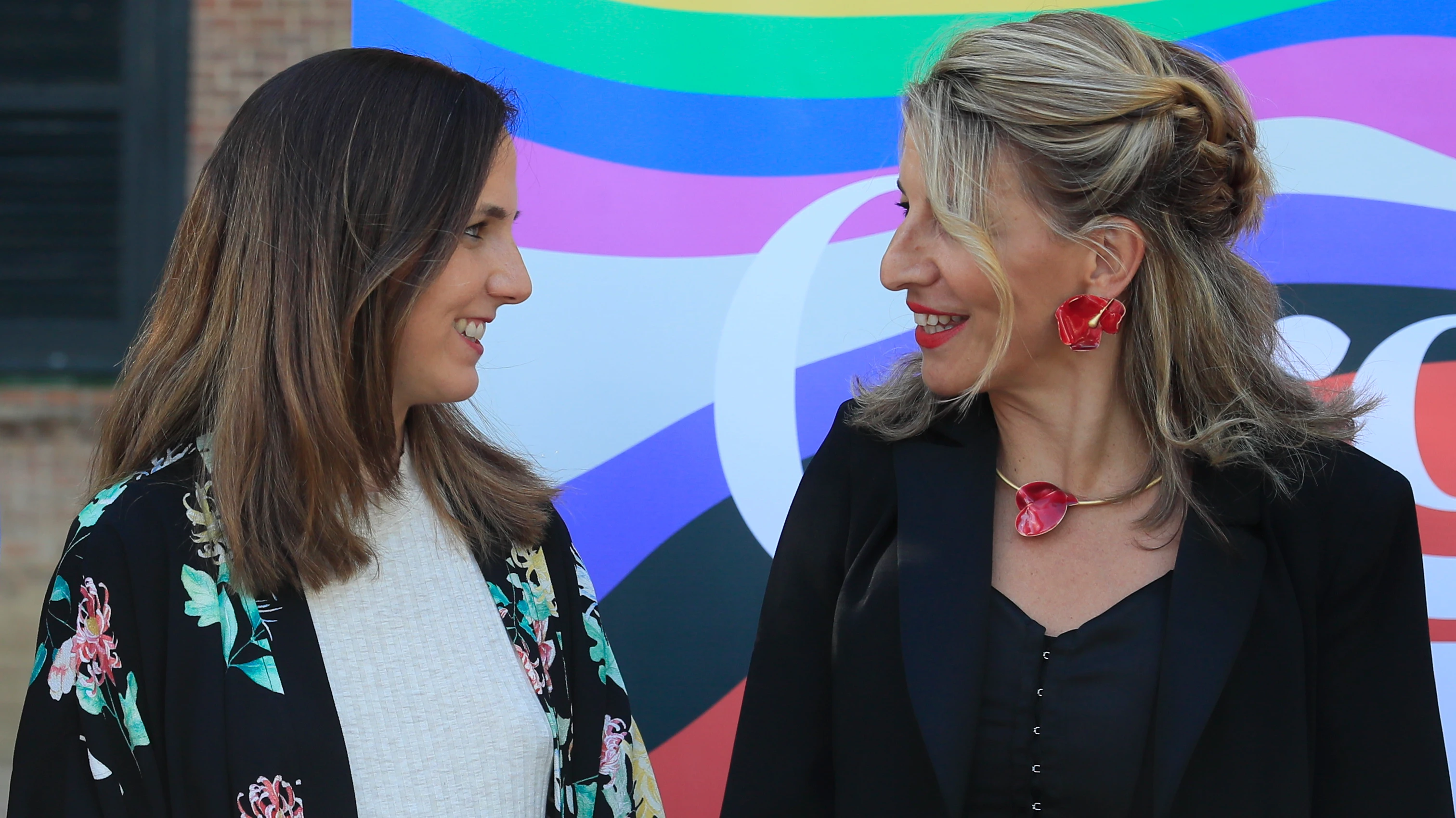 Ione Belarra y Yolanda Díaz dialogan durante un acto