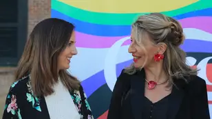 Ione Belarra y Yolanda Díaz dialogan durante un acto