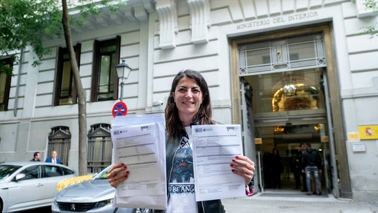 La ex dirigente de Vox Macarena Olona posa con el recibo de presentación en Oficina de Registro, en el Ministerio del Interior, a 7 de junio de 2023, en Madrid (España). La ex dirigente de Vox Macarena Olona posa con el recibo de presentación en Oficina de Registro, en el Ministerio del Interior, a 7 de junio de 2023, en Madrid (España).