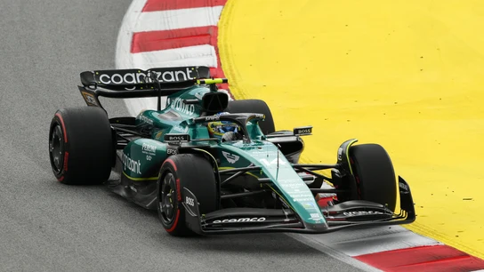 Fernando Alonso en su Aston Martin Fernando Alonso en su Aston Martin