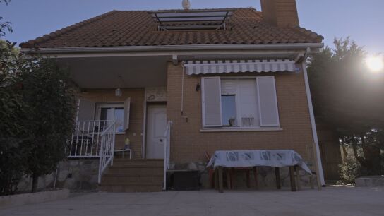 Imagen de 'No se lo digas a nadie' del chalé de Pioz en el que se encontraron los cuerpos descuartizados de la familia Campos.