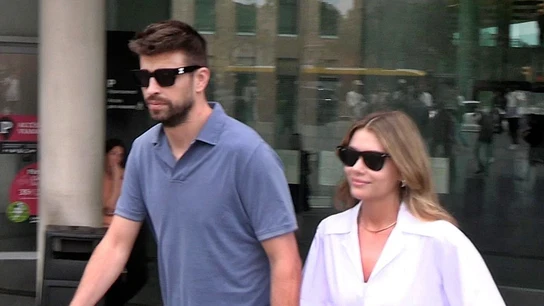 Gerard Piqué y Clara Chía fotografiados saliendo de los Juzgados. Gerard Piqué y Clara Chía fotografiados saliendo de los Juzgados.