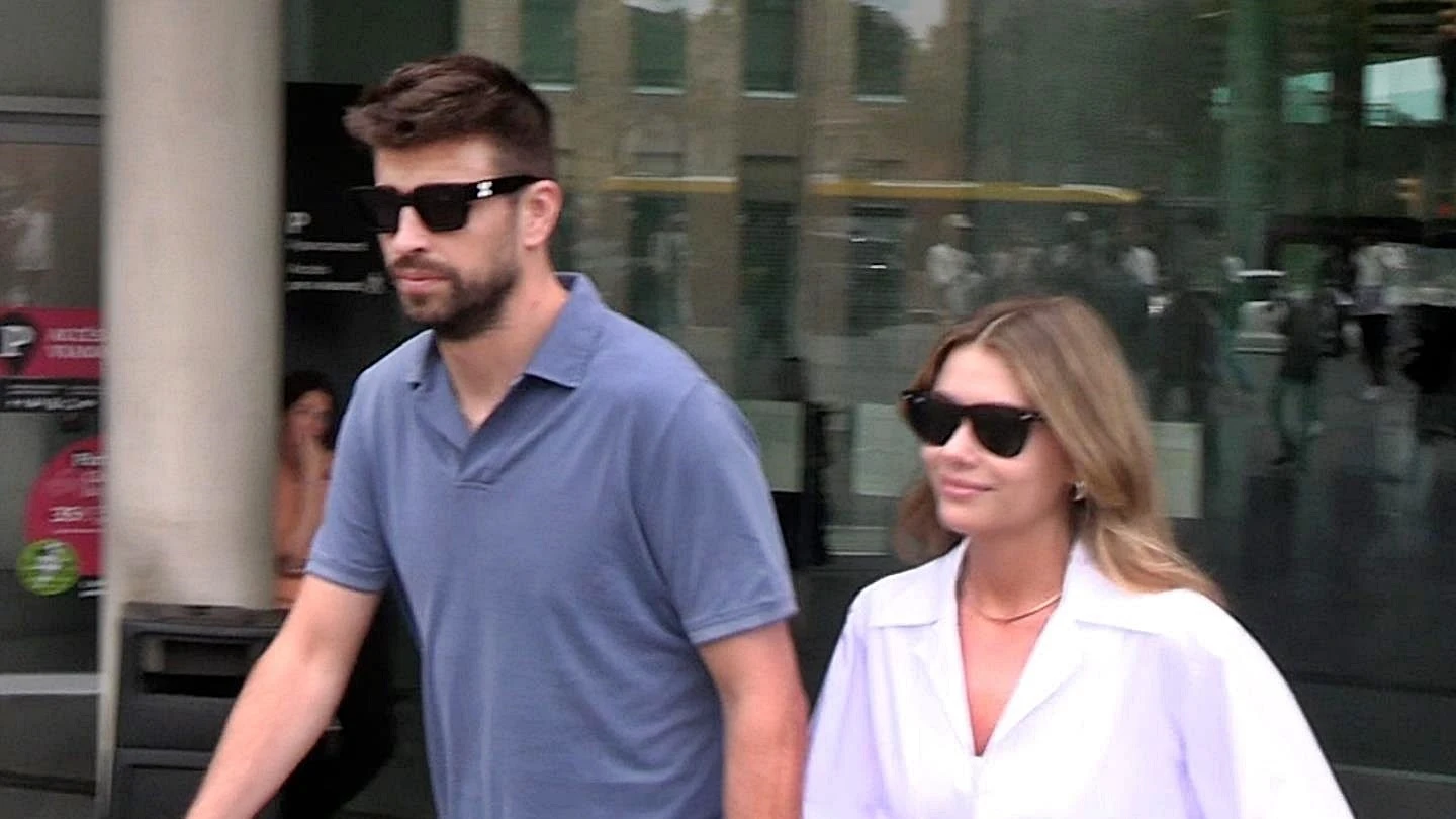 Gerard Piqué y Clara Chía fotografiados saliendo de los Juzgados. Gerard Piqué y Clara Chía fotografiados saliendo de los Juzgados.