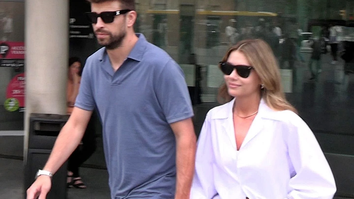 Gerard Piqué y Clara Chía fotografiados saliendo de los Juzgados.