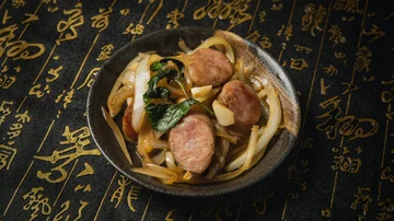 Un plato de fideos udon