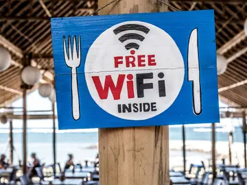 Por qué debes evitar las redes Wi-Fi públicas si te vas de vacaciones Por qué debes evitar las redes Wi-Fi públicas si te vas de vacaciones