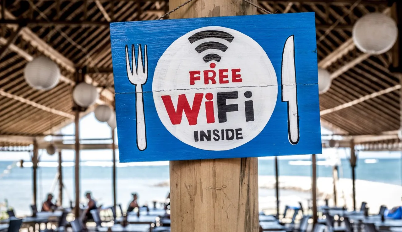 Por qué debes evitar las redes Wi-Fi públicas si te vas de vacaciones