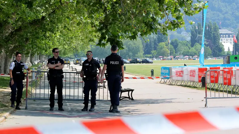 Agentes en el parque donde han sido apuñalados cuatro niños en Annecy, Francia