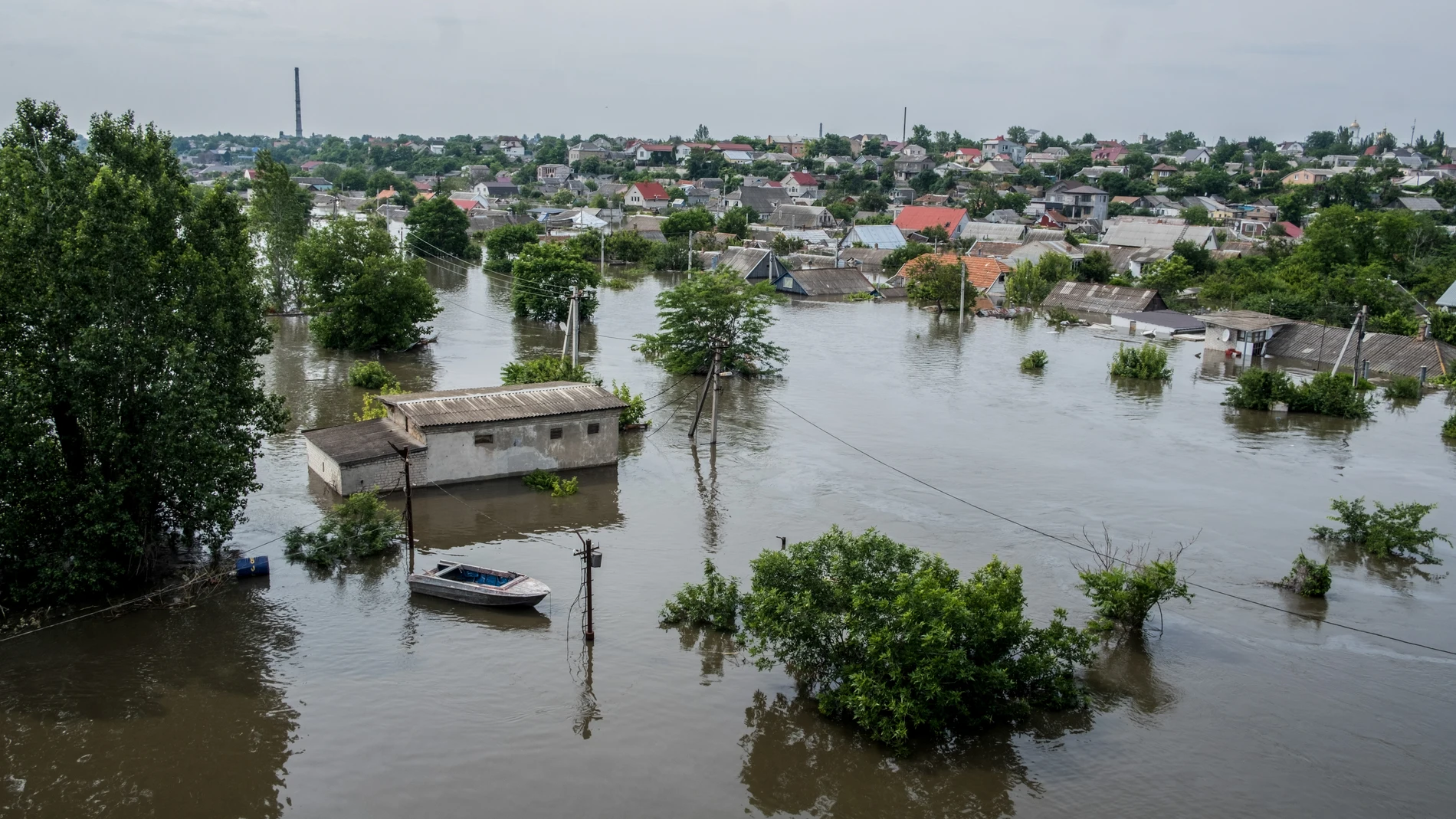 Una vista general muestra un área inundada de Jersón, Ucrania, el 7 de junio de 2023