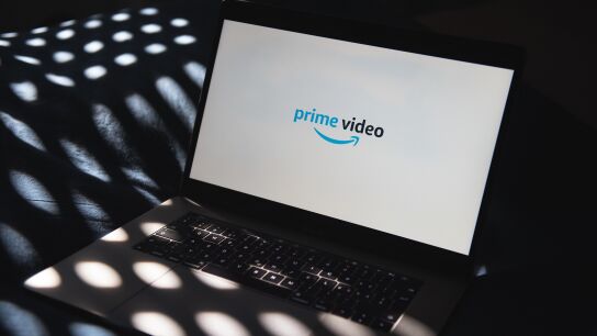 Fotograf&iacute;a de un ordenador en el que se est&aacute; iniciando Prime Video