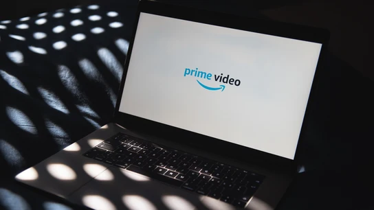 Fotografía de un ordenador en el que se está iniciando Prime Video Fotografía de un ordenador en el que se está iniciando Prime Video