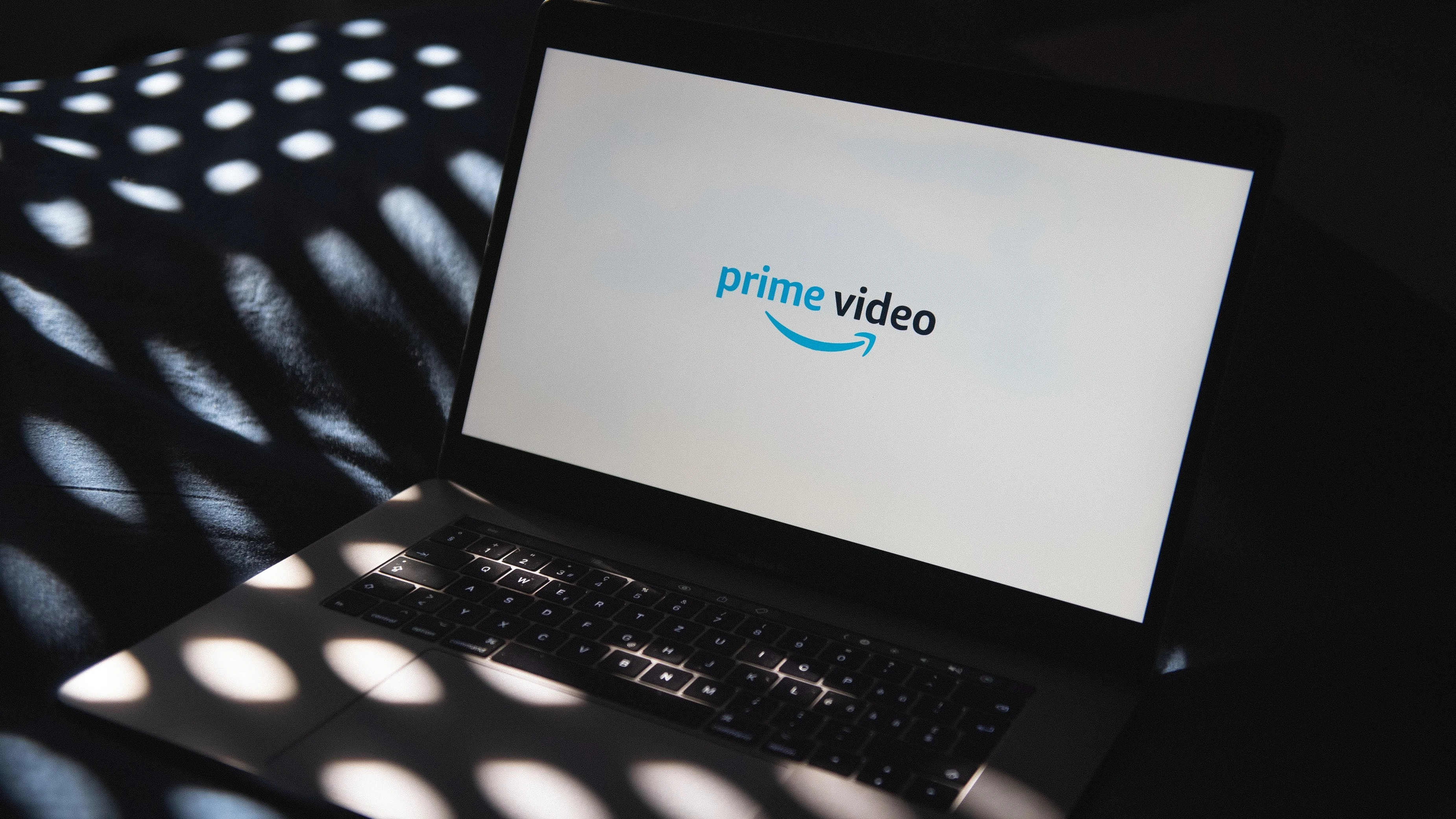 Fotografía de un ordenador en el que se está iniciando Prime Video