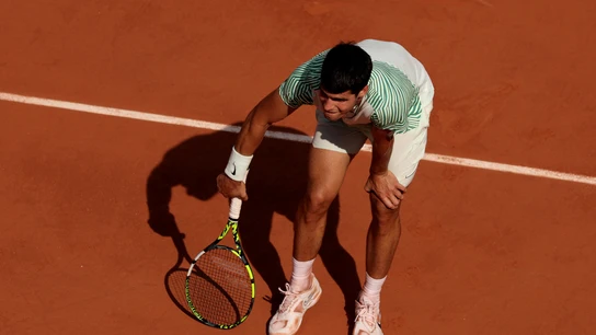 El porqué de que Alcaraz le haya tenido que dar el juego de su saque a Djokovic para ser atendido. El porqué de que Alcaraz le haya tenido que dar el juego de su saque a Djokovic para ser atendido.