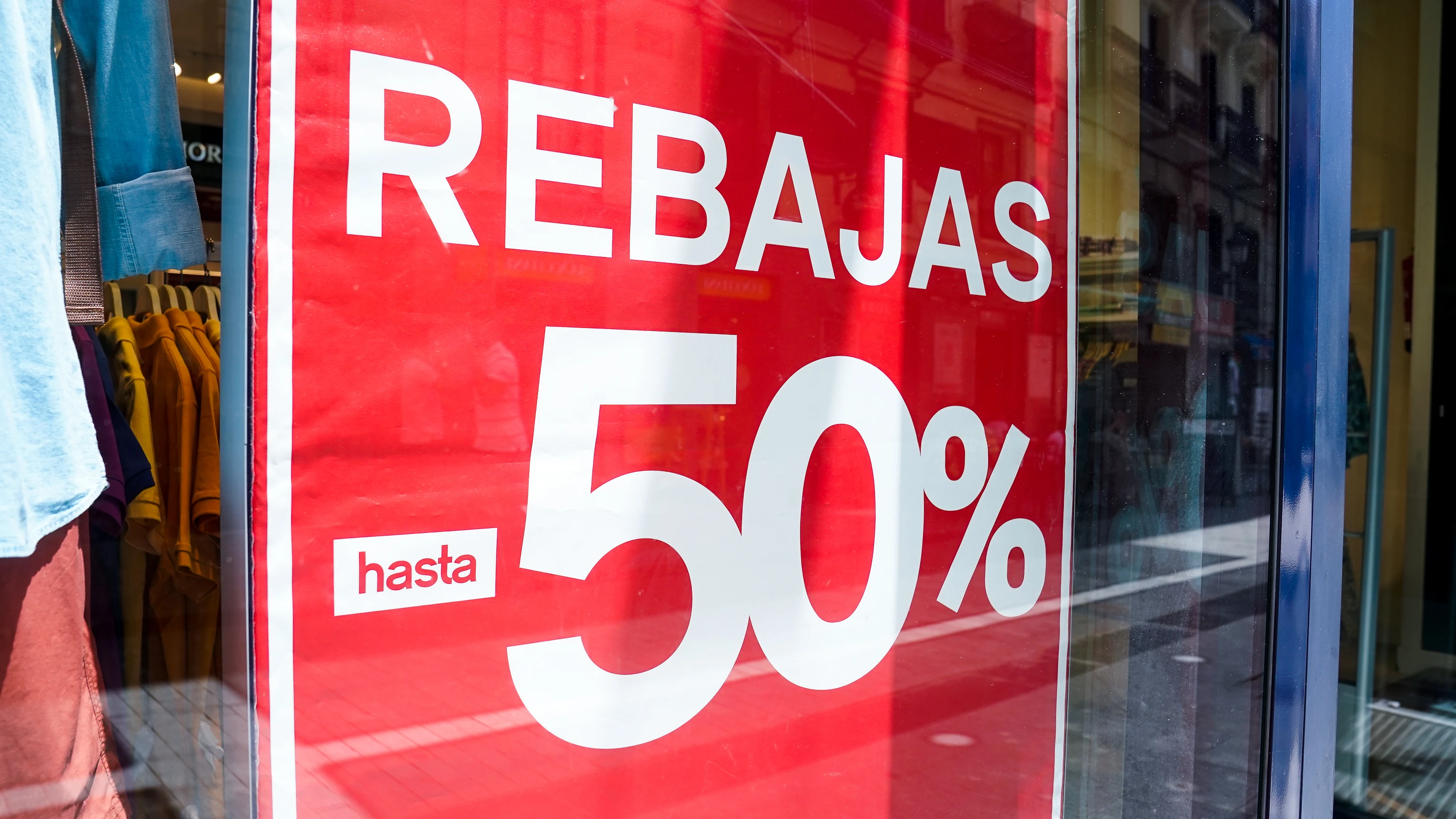 Cartel de rebajas al 50%