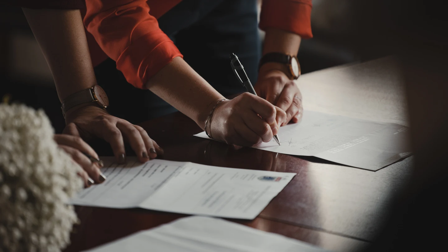 Imagen de archivo de una pareja firmando los papeles de divorcio. Imagen de archivo de una pareja firmando los papeles de divorcio.