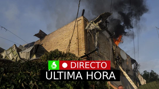 Un edificio en llamas tras un bombardeo ruso en Jersón Un edificio en llamas tras un bombardeo ruso en Jersón