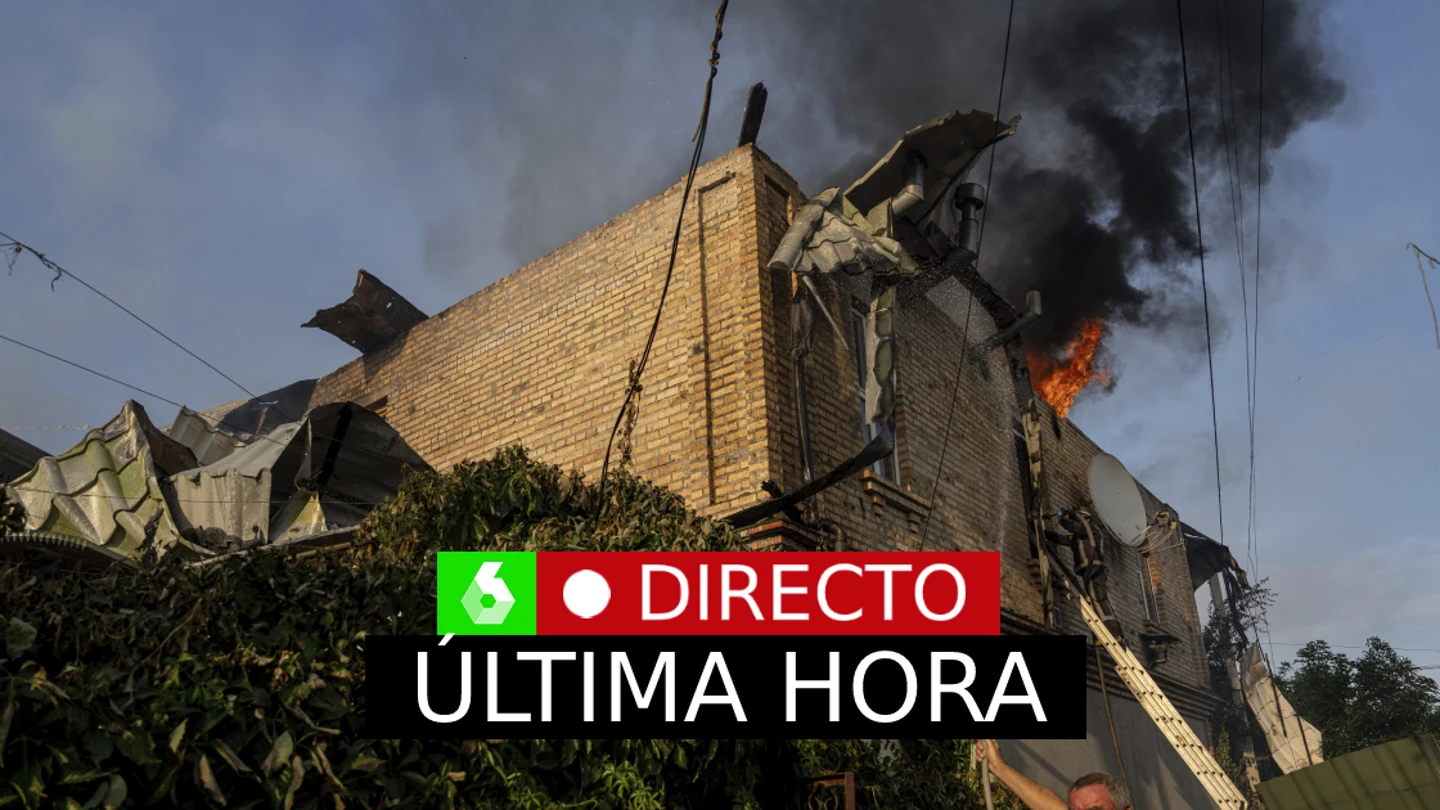 Un edificio en llamas tras un bombardeo ruso en Jersón Un edificio en llamas tras un bombardeo ruso en Jersón