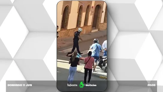 Muere un policía en Andújar en una pelea entre vecinos y su agresor es abatido a tiros por otro agente Muere un policía en Andújar en una pelea entre vecinos y su agresor es abatido a tiros por otro agente