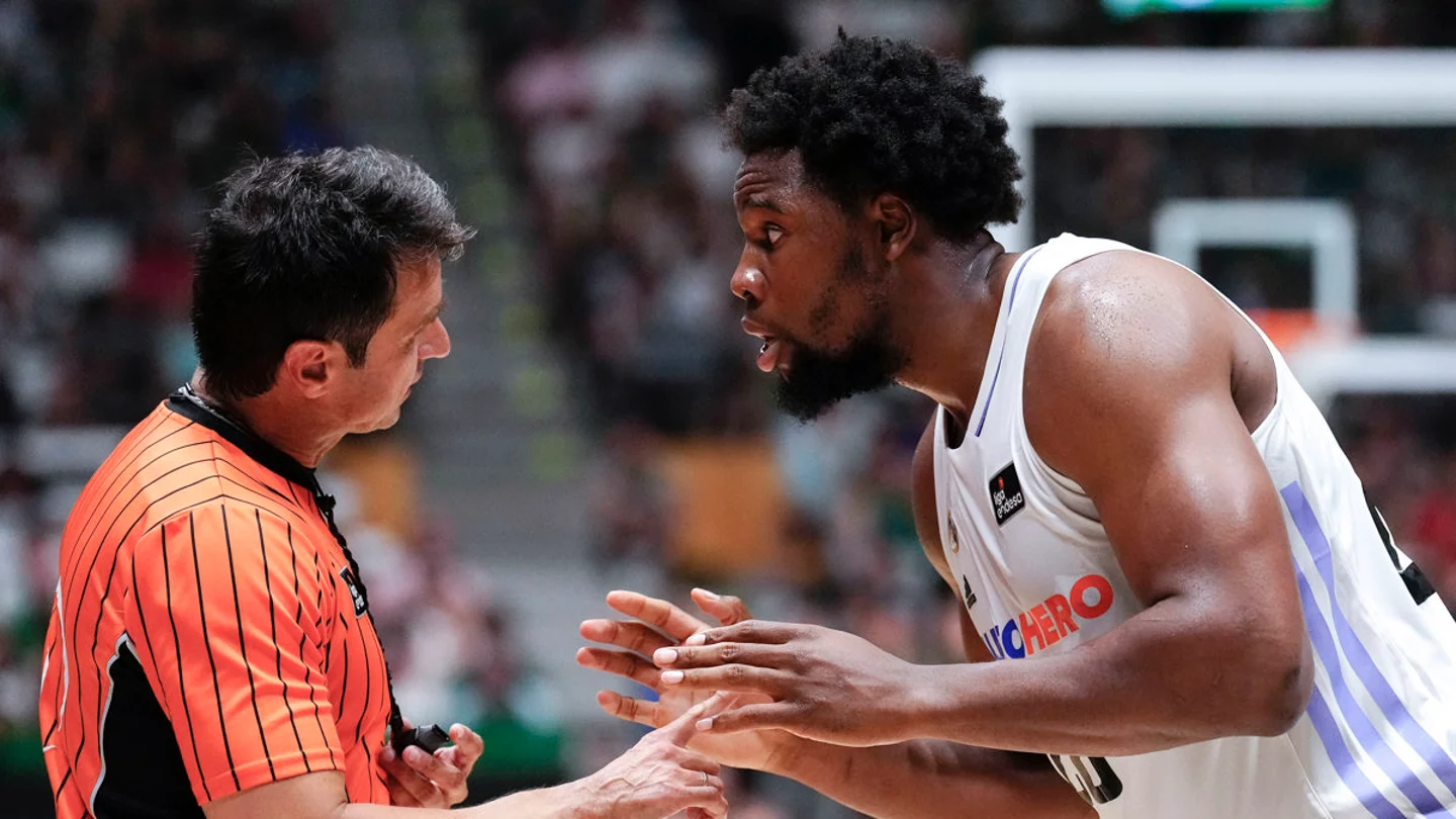 Yabusele, ante el árbitro Yabusele, ante el árbitro