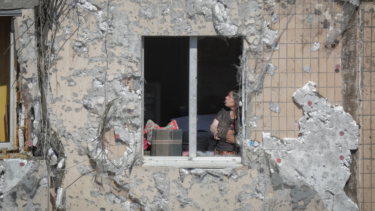 Una ciudadana ucraniana, en un edificio casi destruido por los ataques rusos en Odesa Una ciudadana ucraniana, en un edificio casi destruido por los ataques rusos en Odesa