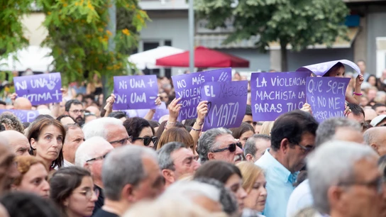 Luto en Cornellà tras el asesinato machista de una mujer de 39 años Luto en Cornellà tras el asesinato machista de una mujer de 39 años