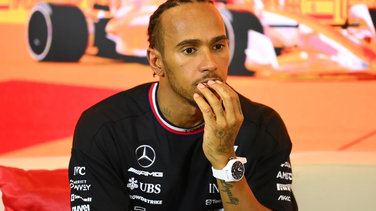 Lewis Hamilton, pensativo