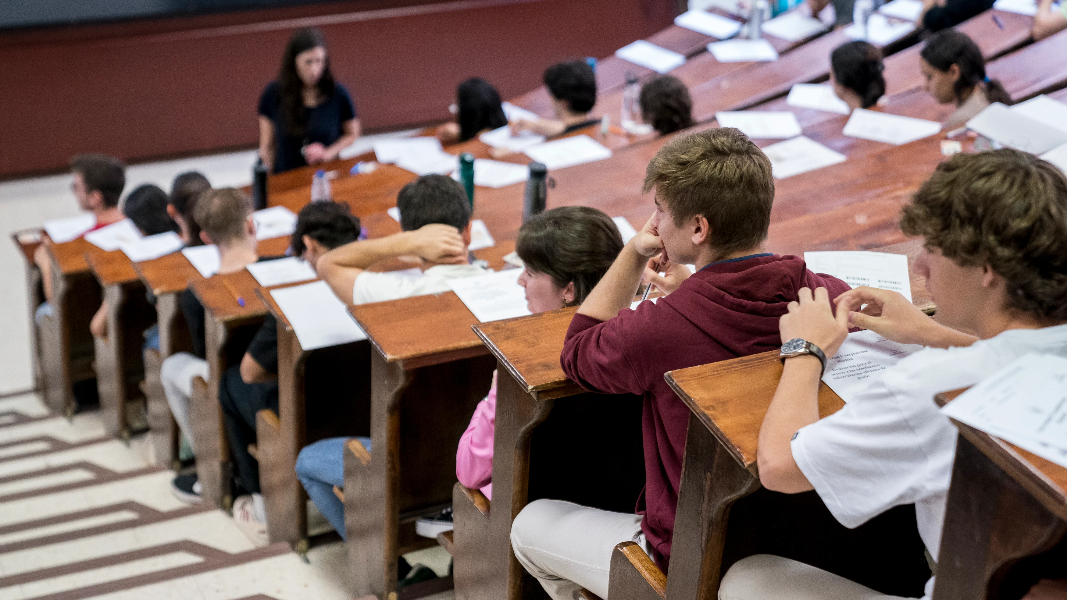 Alumno de Bachillerato realizando la selectividad