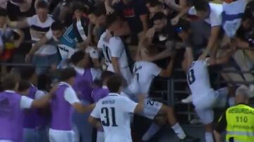 Tremendo susto en el Di Stéfano: una valla se vino abajo tras el gol de la remontada del Castilla