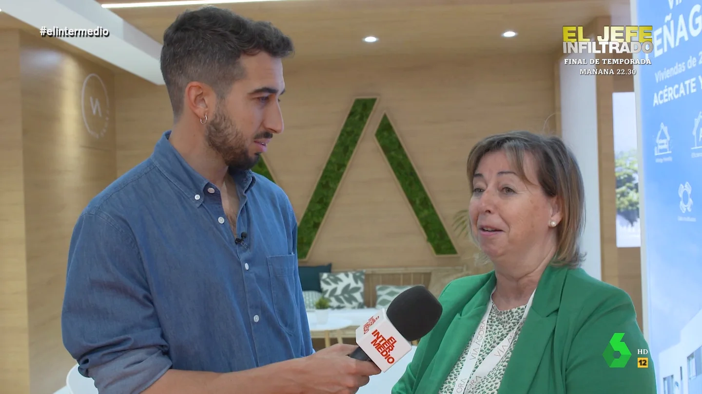 Una vendedora traduce a Isma Juárez los eufemismos de los anuncios inmobiliarios Isma Juárez visita el Salón Internacional Inmobiliario de Madrid para descubrir los trucos de los vendedores del mercado de la vivienda y qué es lo que más se demanda: "No compran casas, compran terrazas", afirma en este vídeo una comercial.