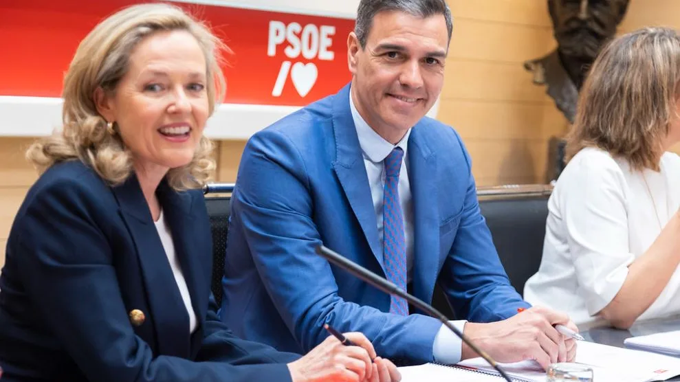 Nadia Calviño junto a Pedro Sánchez en Ferraz