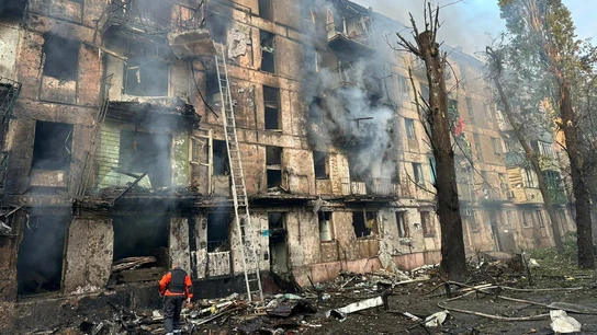 Rusia bombardea la ciudad natal de Zelenski dejando varios muertos y desaparecidos. Rusia bombardea la ciudad natal de Zelenski dejando varios muertos y desaparecidos.