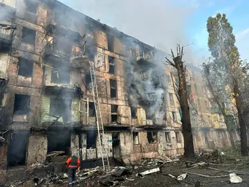Rusia bombardea la ciudad natal de Zelenski dejando varios muertos y desaparecidos.