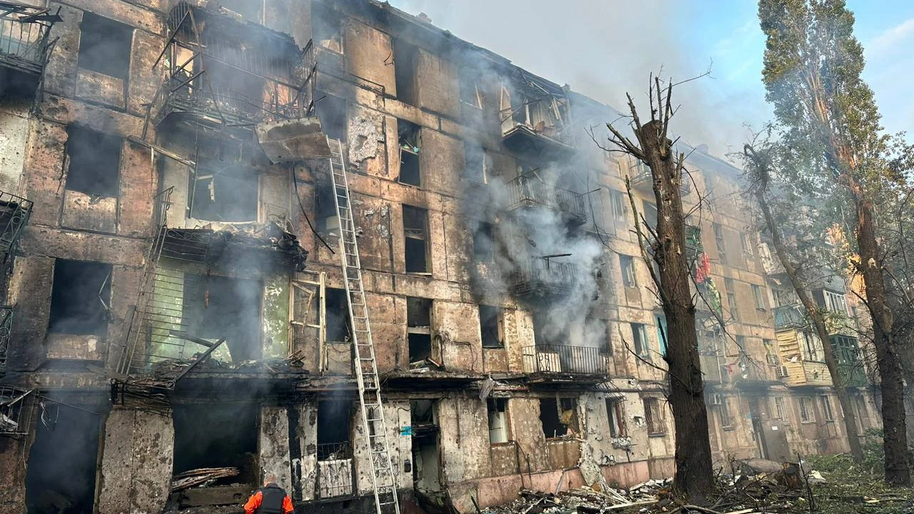 Rusia bombardea la ciudad natal de Zelenski dejando varios muertos y desaparecidos.