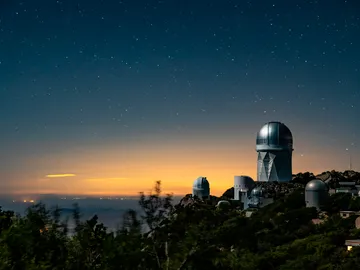 El Instrumento Espectroscópico de Energía Oscura (DESI) está situado sobre el telescopio Mayall del Observatorio Nacional de Kitt Peak El Instrumento Espectroscópico de Energía Oscura (DESI) está situado sobre el telescopio Mayall del Observatorio Nacional de Kitt Peak
